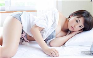 Ai Shinozaki raises the temperature with her revealing shot